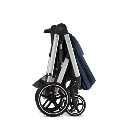 Silla de paseo Cybex Balios S Lux 2023, se pliega fácilmente con una sola mano.