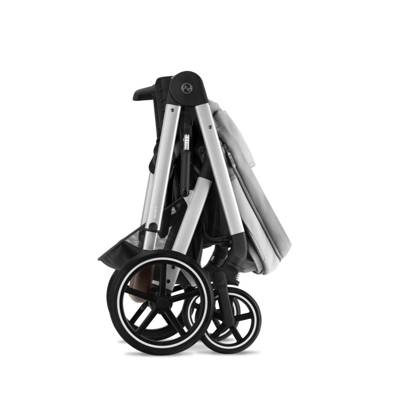 Silla de paseo Cybex Balios S Lux 2023, se pliega fácilmente con una sola mano.