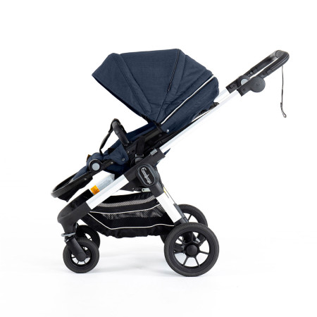 Silla de paseo NXT60 ERGO de Emmaljunga, con una longitud de asiento de 110 cm y una longitud de respaldo de 55 cm.