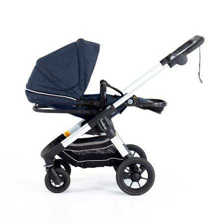 Silla de paseo NXT60 ERGO de Emmaljunga, con una silla amplia y reclinable plana.