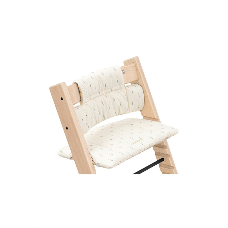 Cojín para silla Tripp Trapp de Stokke en color wheat cream, colocado para silla.
