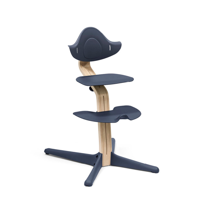 Trona evolutiva Nomi de Stokke en color azul marino natural.
