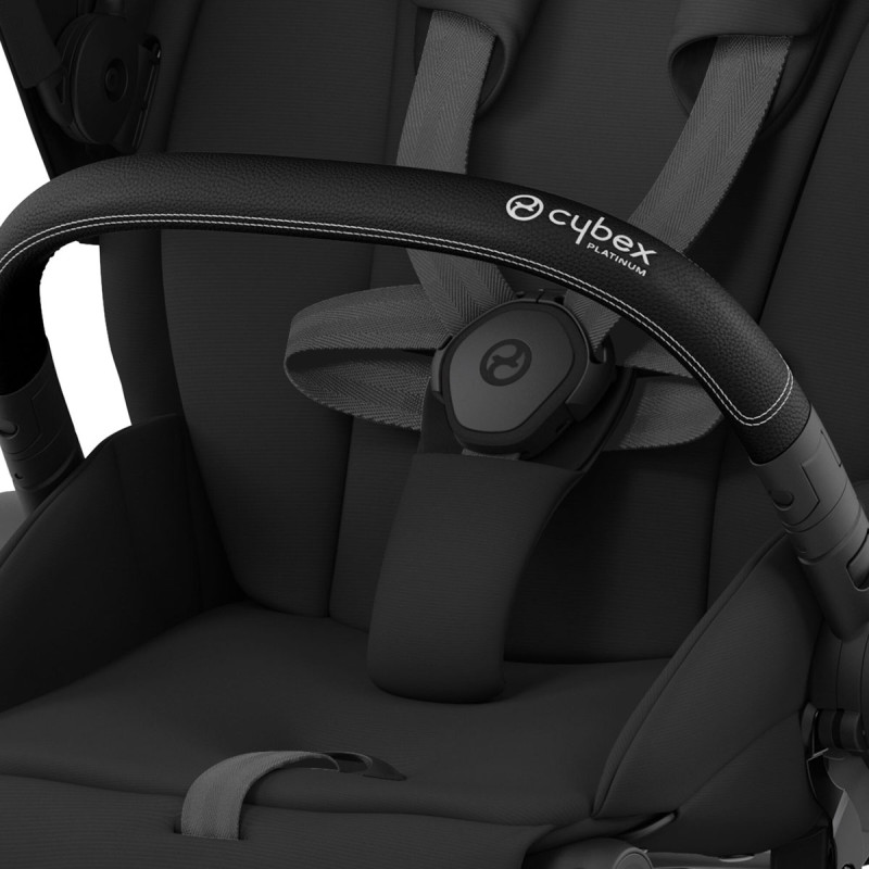 Silla de paseo Priam Platinum de Cybex, su arnés con sistema “One Pull” sujeta a tu bebé en cuestión de segundos.