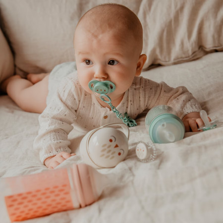 Chupete con tetina fisiológica de la colección Premium Owl de Suavinex, para bebés de 6 a 18 meses.