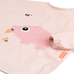 babero con bolsillo y mangas tiny farm de done by deer en color rosa 2