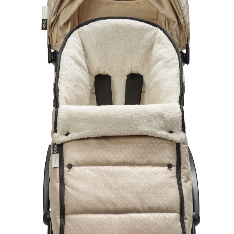 saco de invierno encajado en la silla de paseo Yoyo de Stokke en color beige bonpoint