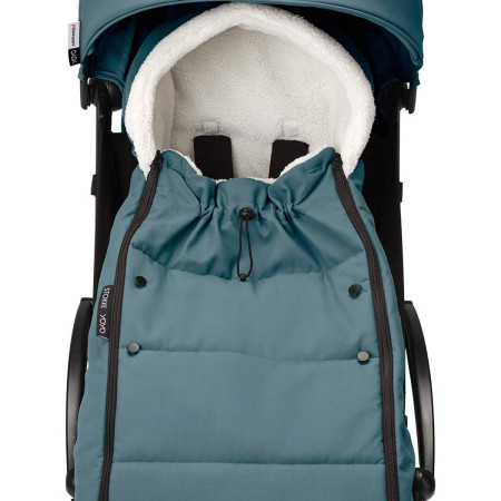 saco de invierno encajado en la silla de paseo Yoyo de Stokke en color azul aqua
