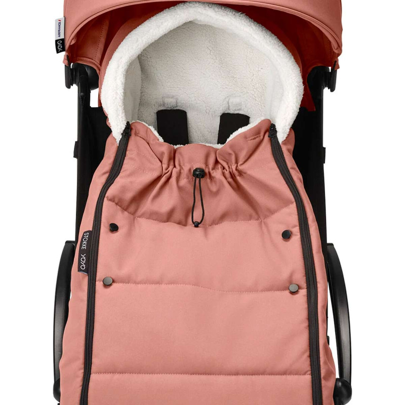 saco de invierno encajado en la silla de paseo Yoyo de Stokke en color rosa ginger
