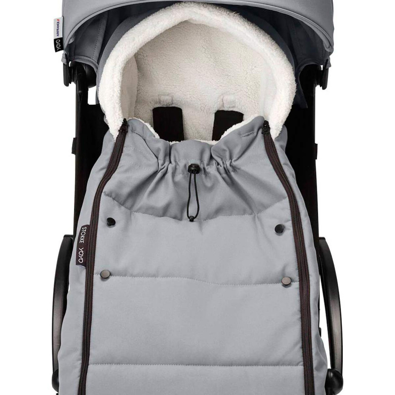 saco de invierno encajado en la silla de paseo Yoyo de Stokke en color gris stone