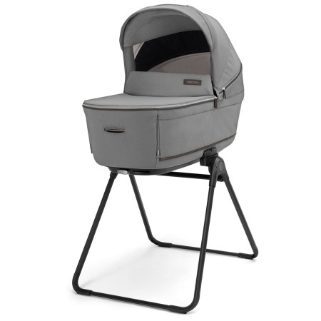 capazo sobre soporte del carrito DUO Aptica de Inglesina en gris crystal grey